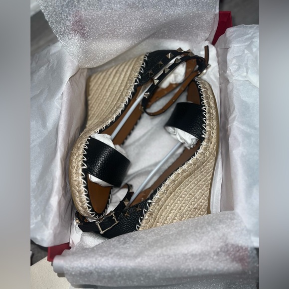 Double Rockstud Valentino Garavani Grainy Calfskin Wedge Sandal - NWT! 2023 - Picture 3 of 7